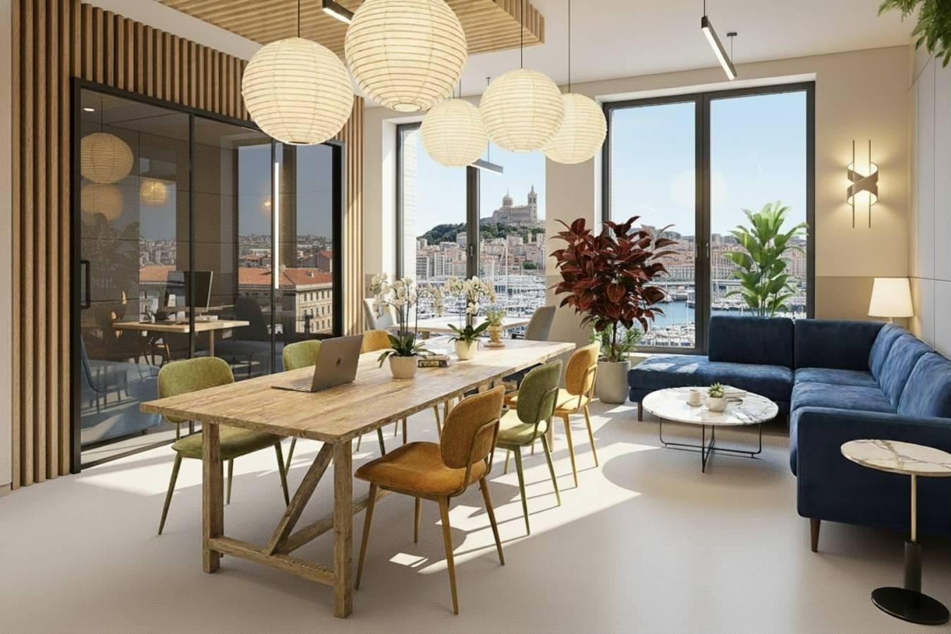 Espace coworking chaleureux et professionnel avec zones de travail individuelles, coin détente, phone box insonorisée, mobilier ergonomique et grande luminosité naturelle.