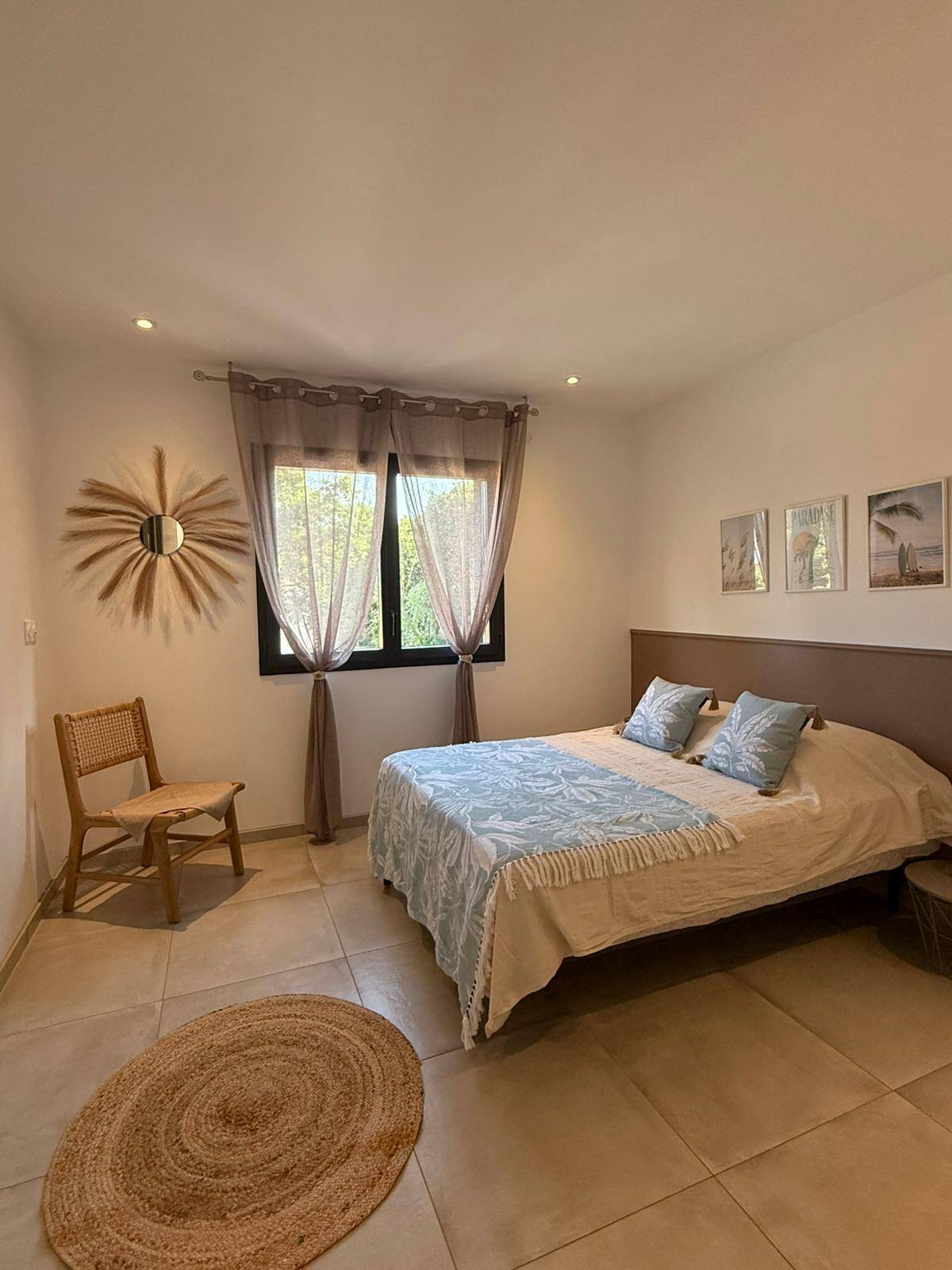 Chambre décorée style bohème chic pour location saisonnière