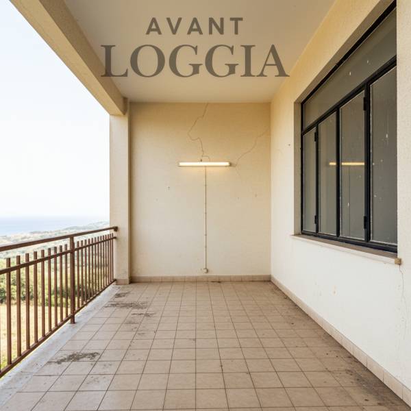 Loggia brut et vieillissante avant rénovation dans les hauteurs de Borgo