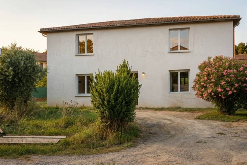 Vue extérieure 3D de maison moderne à construire en Haute-Corse